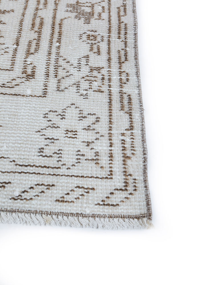 vintage ivory wool hand knotted Rug - Corner