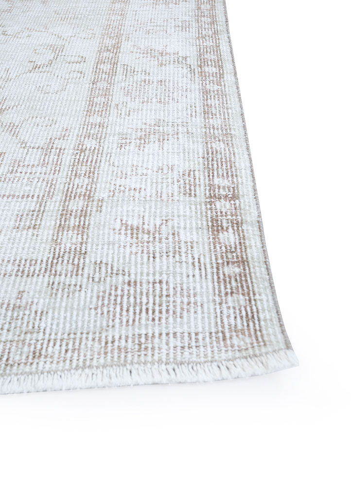 vintage ivory wool hand knotted Rug - Corner