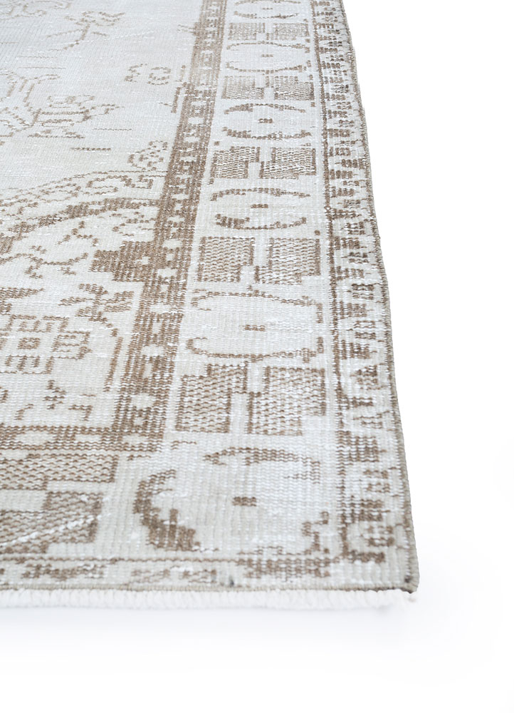vintage beige and brown wool hand knotted Rug - Corner