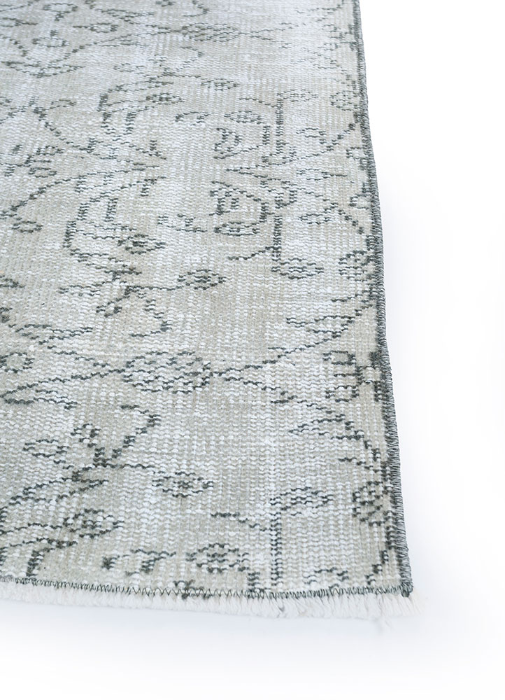 vintage ivory wool hand knotted Rug - Corner