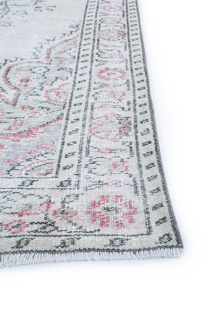 vintage ivory wool hand knotted Rug - Corner