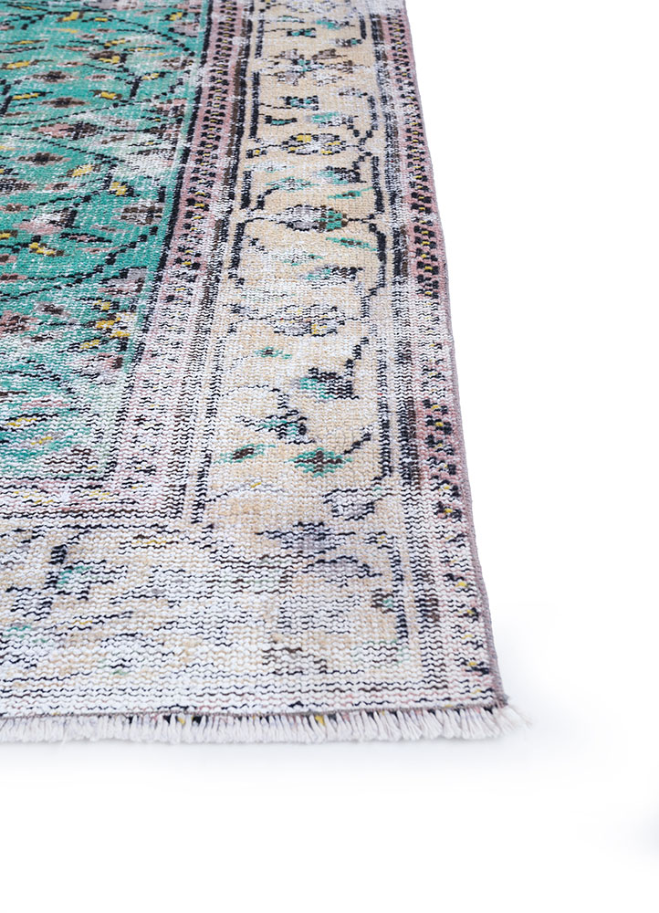 vintage green wool hand knotted Rug - Corner
