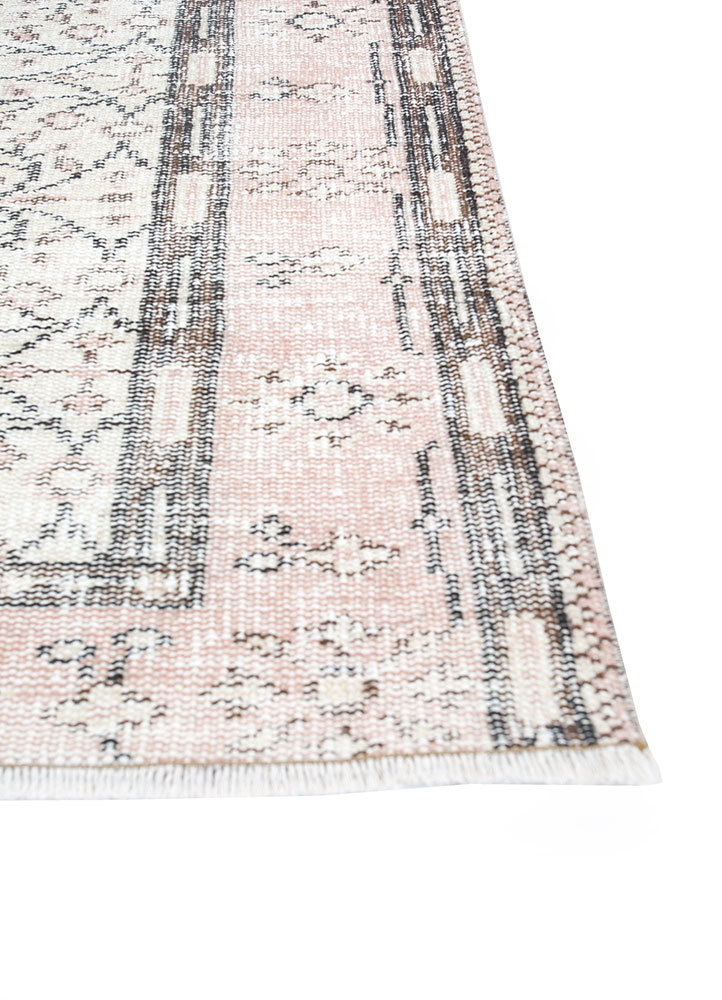 vintage ivory wool hand knotted Rug - Corner