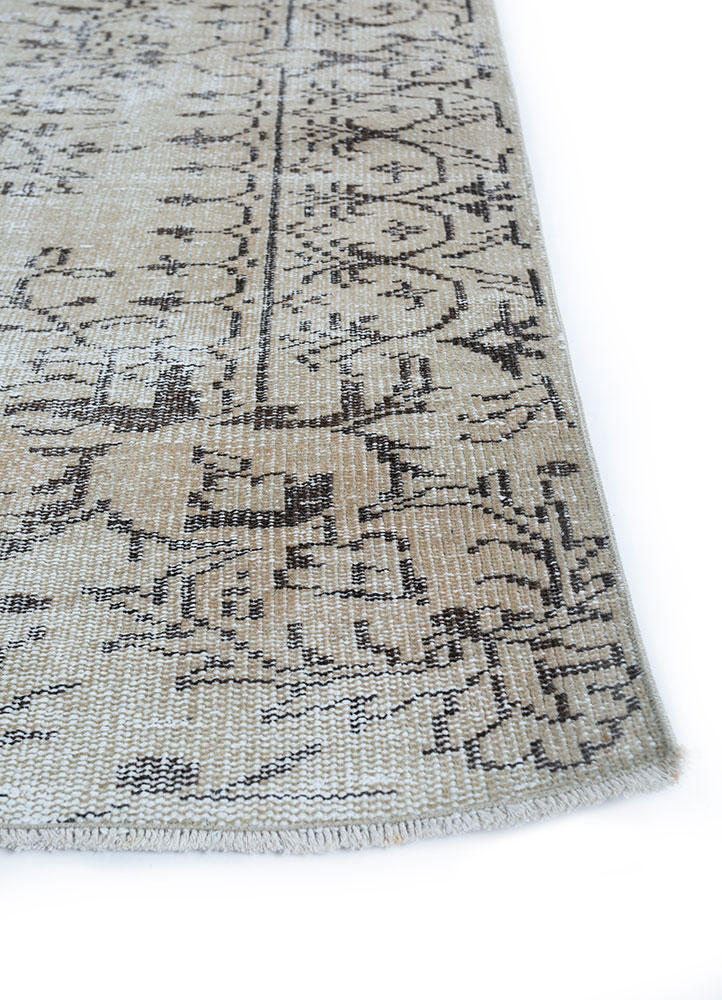 vintage beige and brown wool hand knotted Rug - Corner