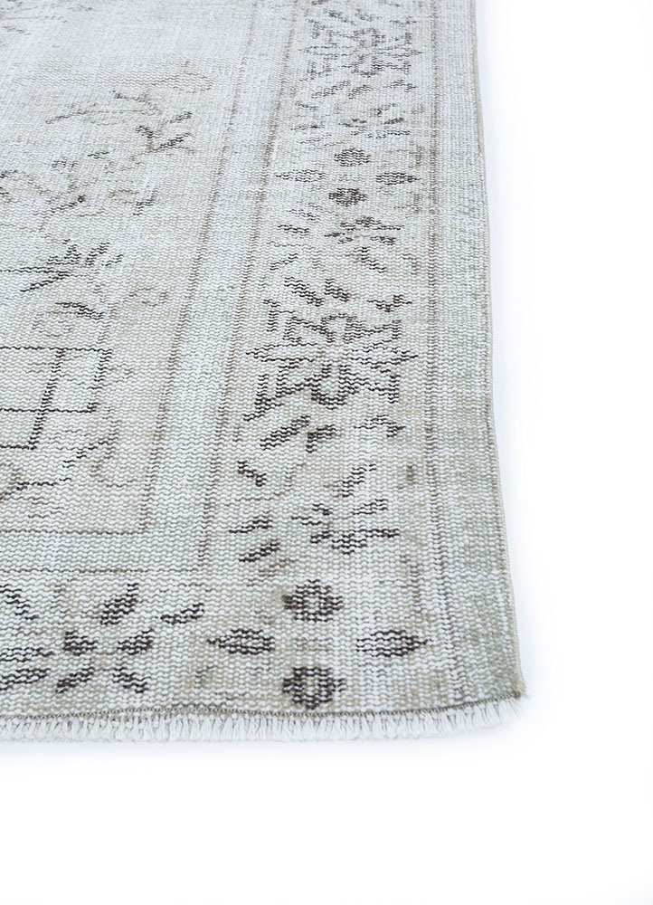 vintage ivory wool hand knotted Rug - Corner