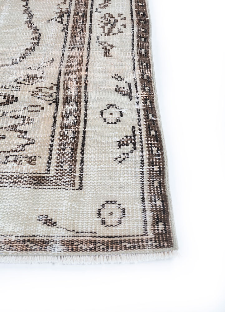vintage gold wool hand knotted Rug - Corner