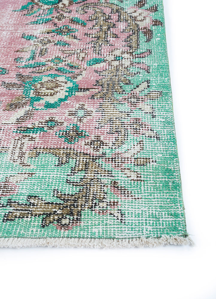 vintage green wool hand knotted Rug - Corner