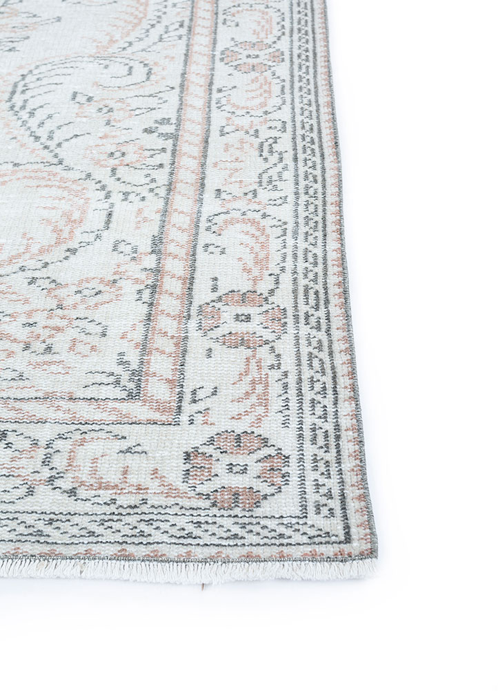 vintage ivory wool hand knotted Rug - Corner