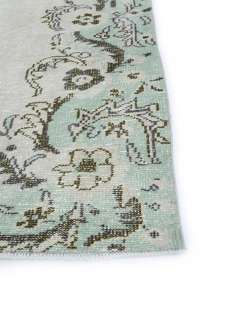 vintage green wool hand knotted Rug - Corner