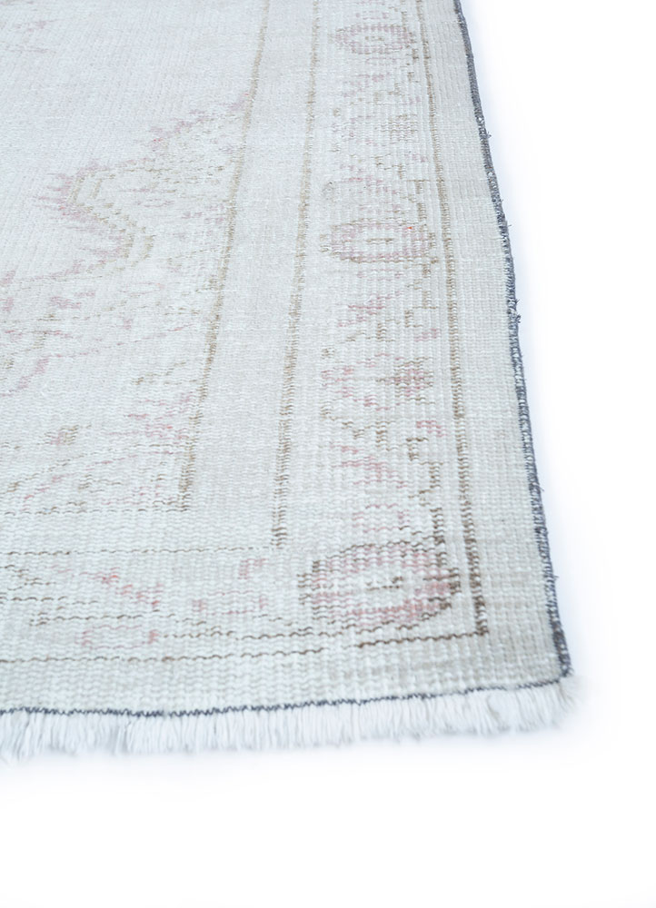 vintage ivory wool hand knotted Rug - Corner