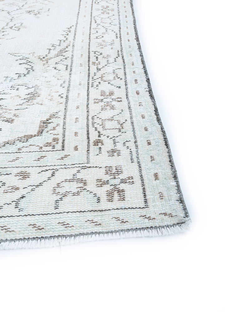 vintage ivory wool hand knotted Rug - Corner