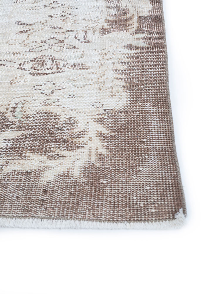 vintage beige and brown wool hand knotted Rug - Corner