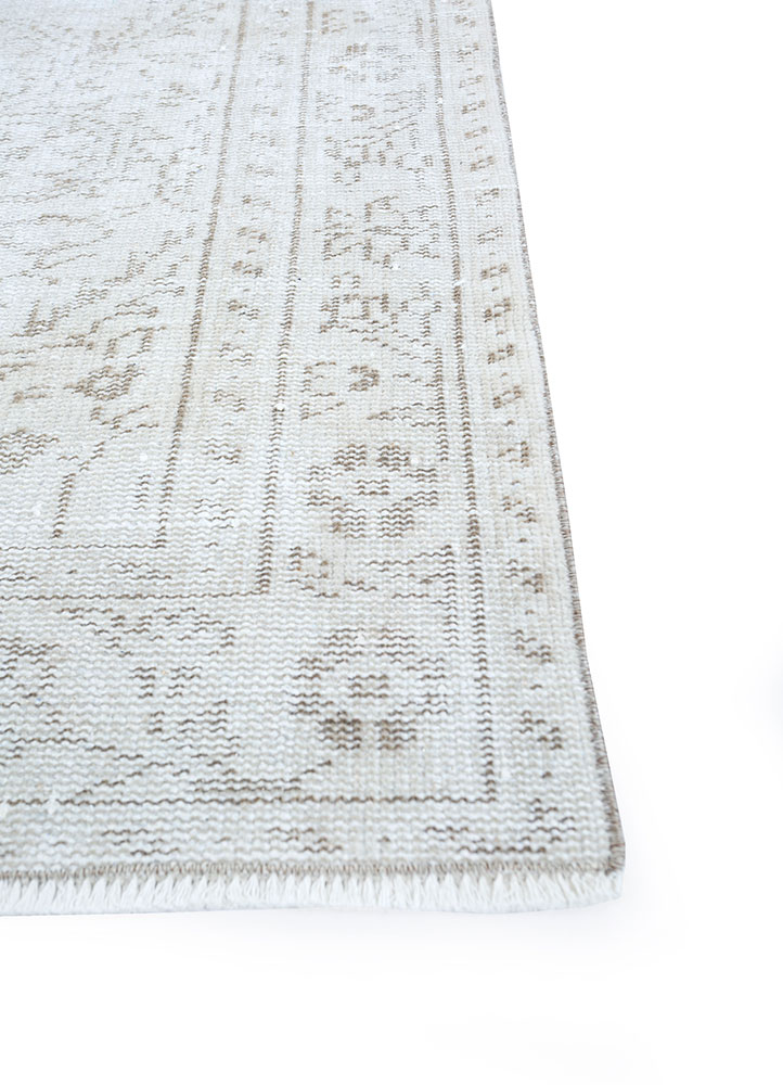 vintage ivory wool hand knotted Rug - Corner