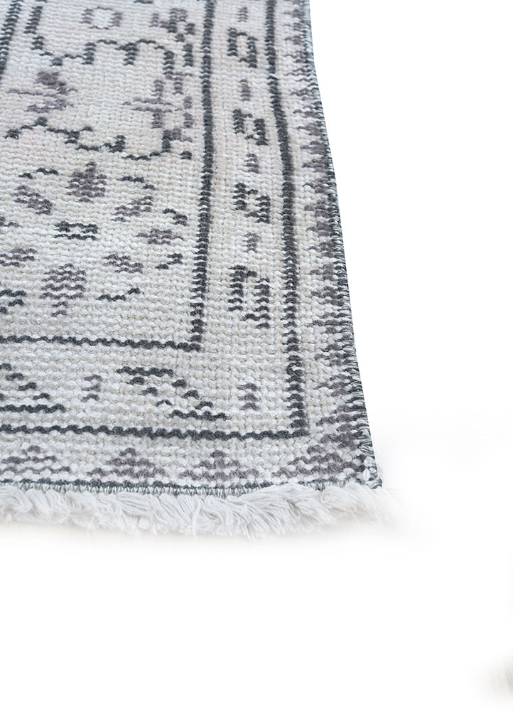 vintage ivory wool hand knotted Rug - Corner