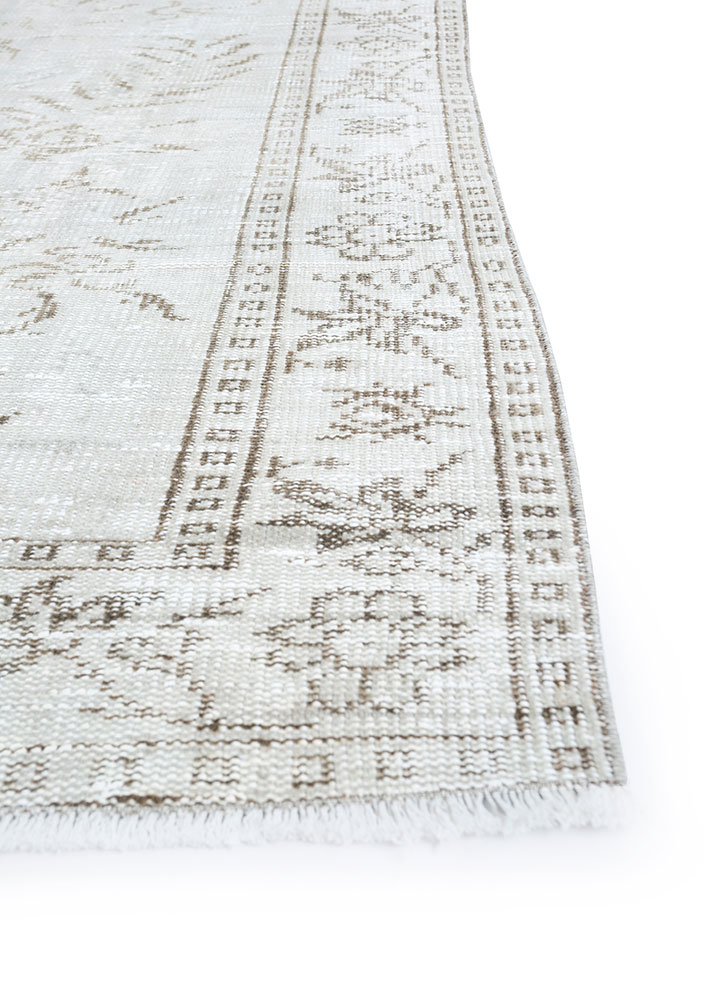 vintage ivory wool hand knotted Rug - Corner