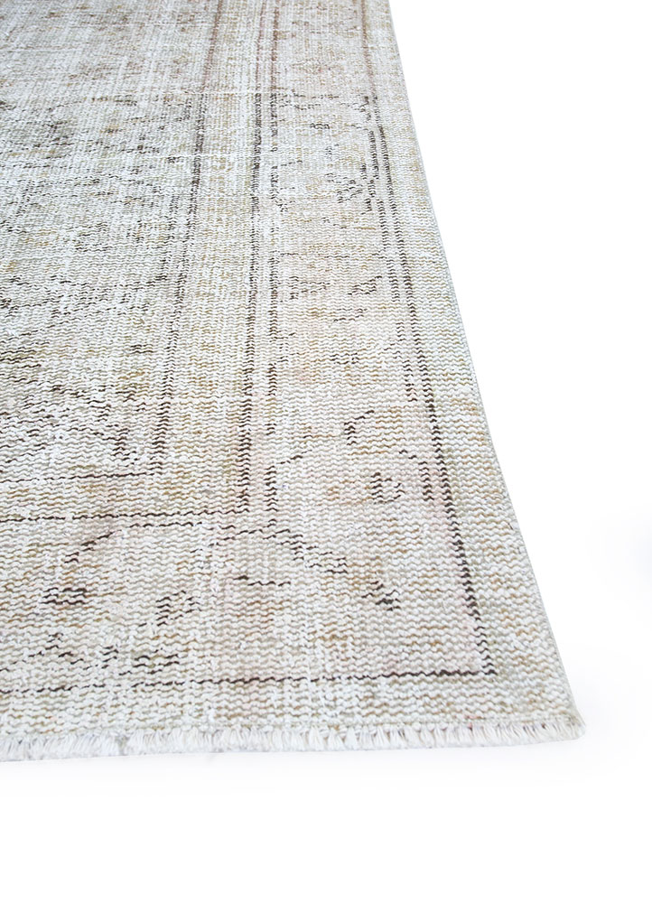 vintage beige and brown wool hand knotted Rug - Corner