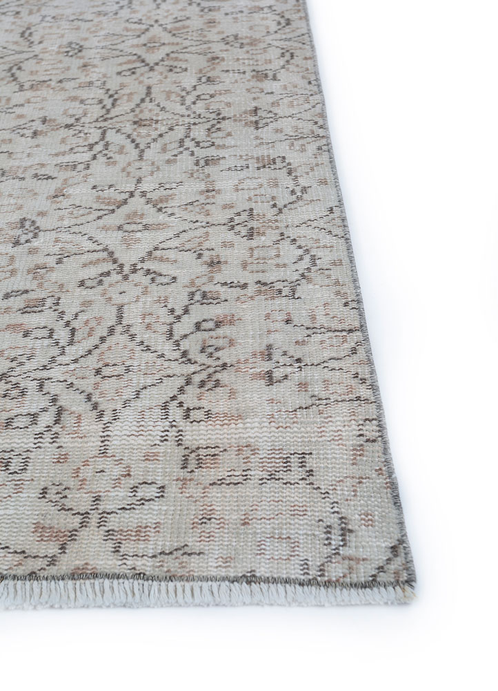 vintage beige and brown wool hand knotted Rug - Corner