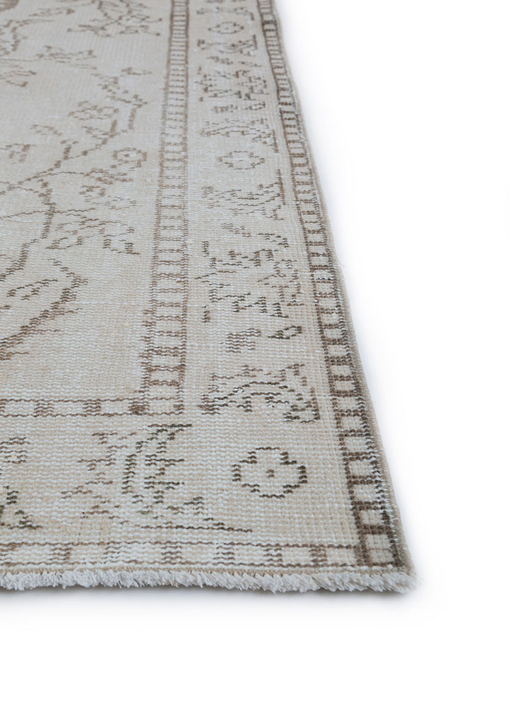 vintage ivory wool hand knotted Rug - Corner