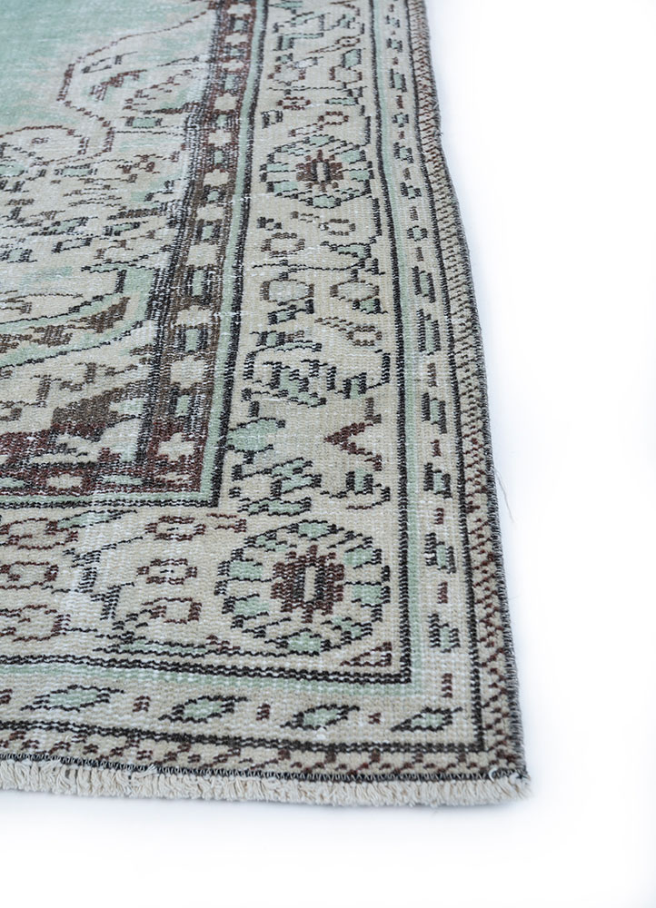 vintage green wool hand knotted Rug - Corner