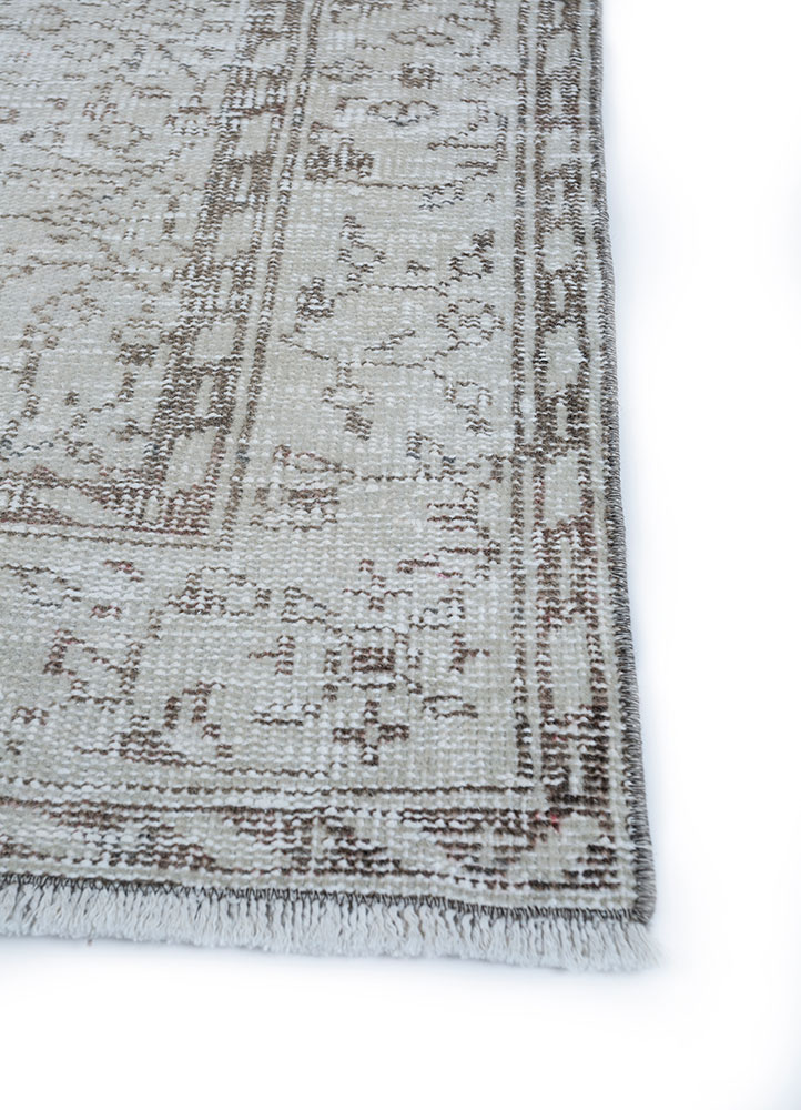 vintage beige and brown wool hand knotted Rug - Corner