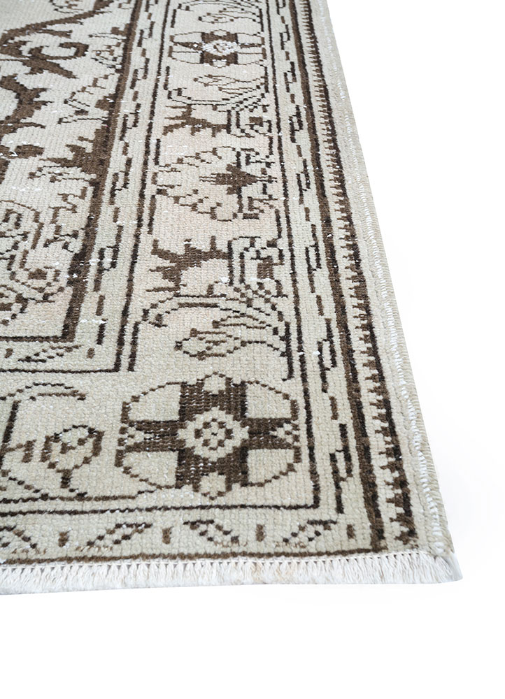 vintage beige and brown wool hand knotted Rug - Corner