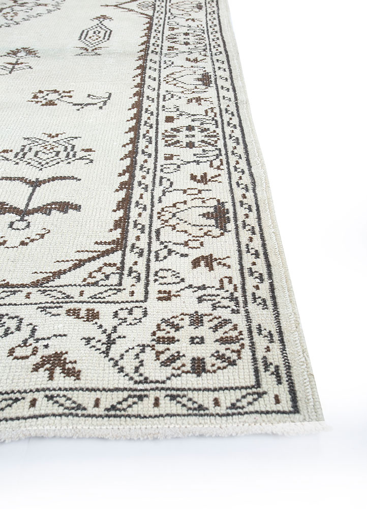 vintage beige and brown wool hand knotted Rug - Corner