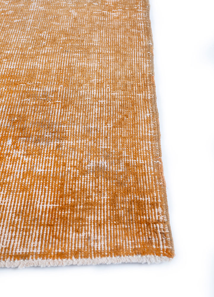 lacuna gold wool hand knotted Rug - Corner