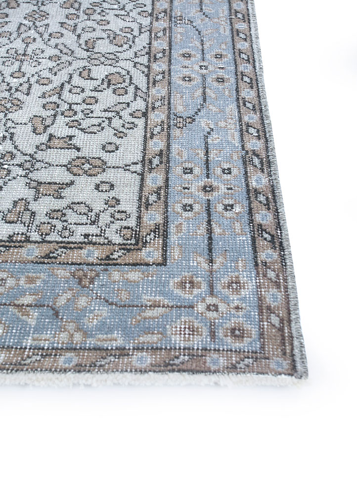 vintage blue wool hand knotted Rug - Corner