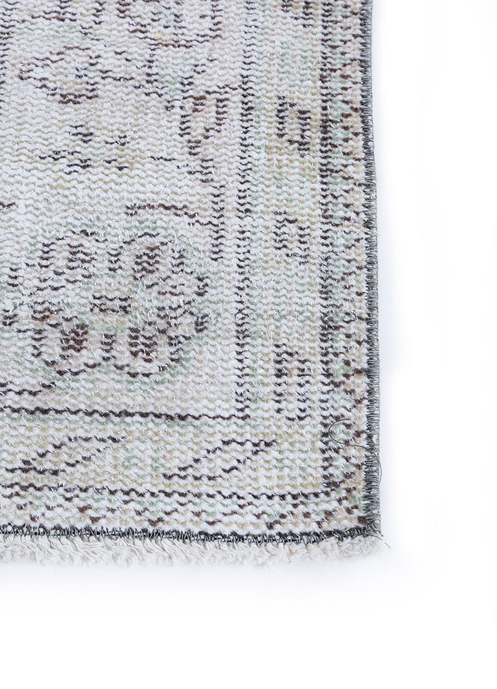 vintage ivory wool hand knotted Rug - Corner