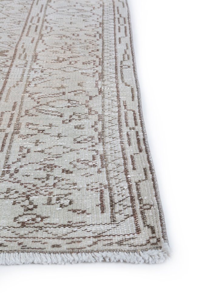 vintage ivory wool hand knotted Rug - Corner