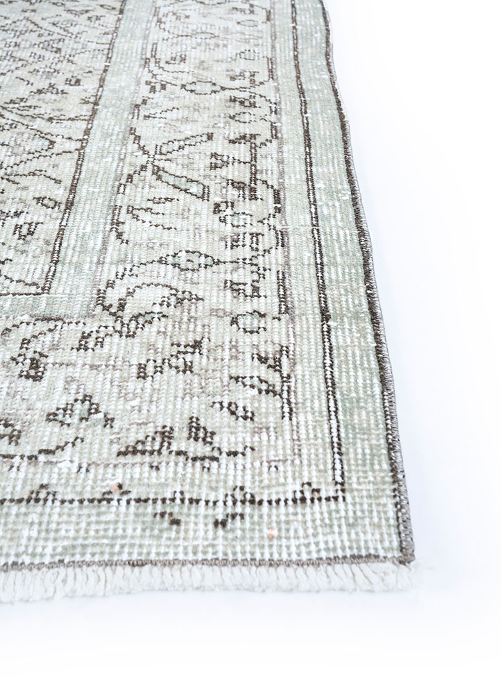 vintage green wool hand knotted Rug - Corner