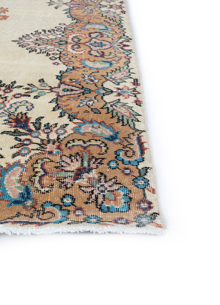 vintage ivory wool hand knotted Rug - Corner