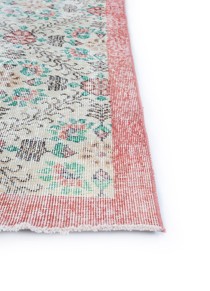 vintage ivory wool hand knotted Rug - Corner
