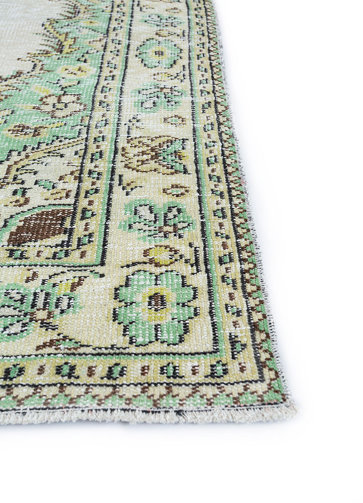 vintage green wool hand knotted Rug - Corner