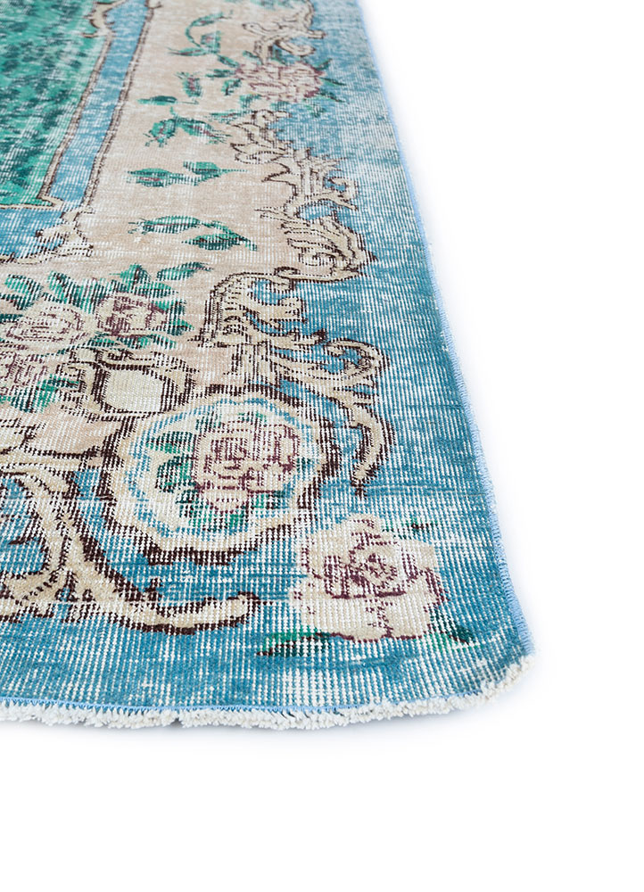 vintage green wool hand knotted Rug - Corner
