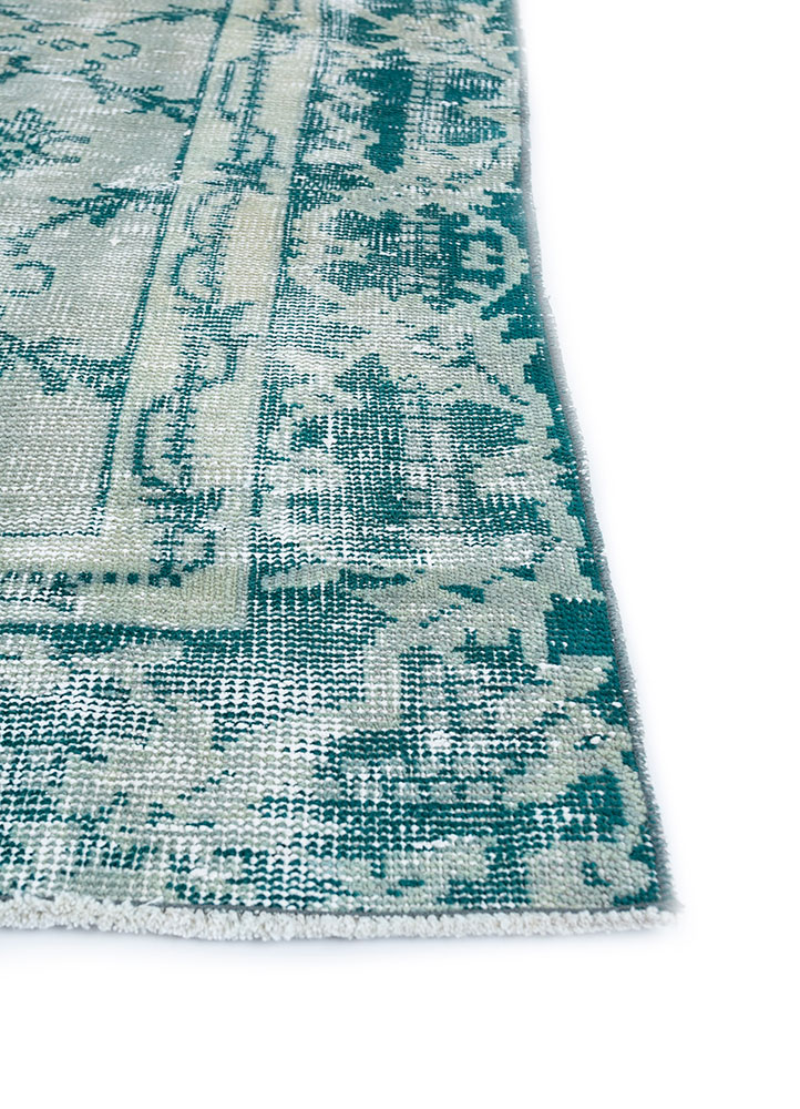 vintage green wool hand knotted Rug - Corner