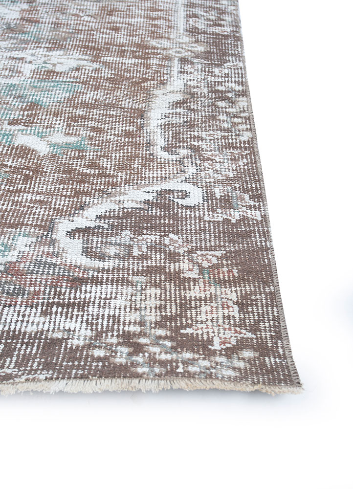 vintage green wool hand knotted Rug - Corner