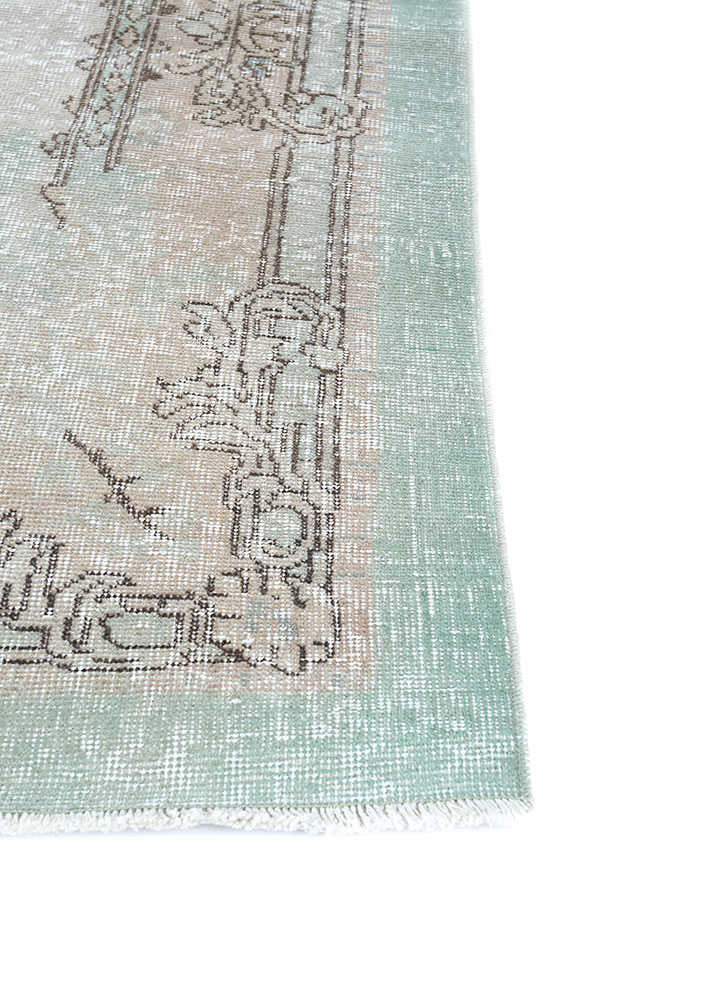 vintage green wool hand knotted Rug - Corner