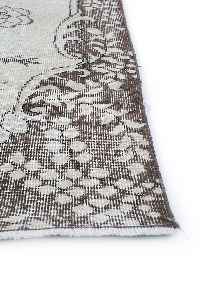 vintage beige and brown wool hand knotted Rug - Corner
