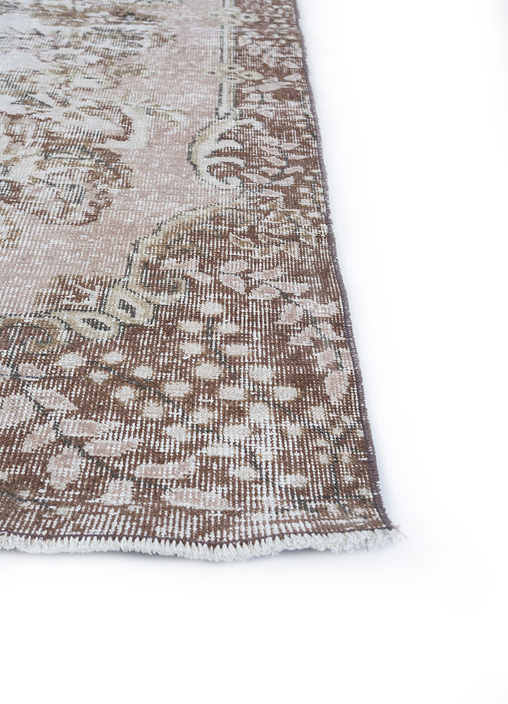 vintage beige and brown wool hand knotted Rug - Corner