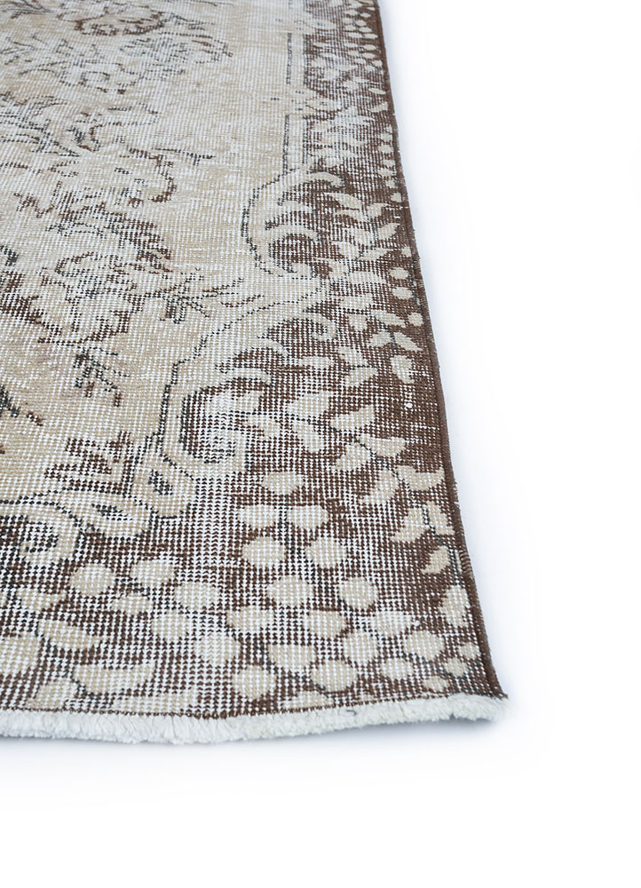vintage beige and brown wool hand knotted Rug - Corner