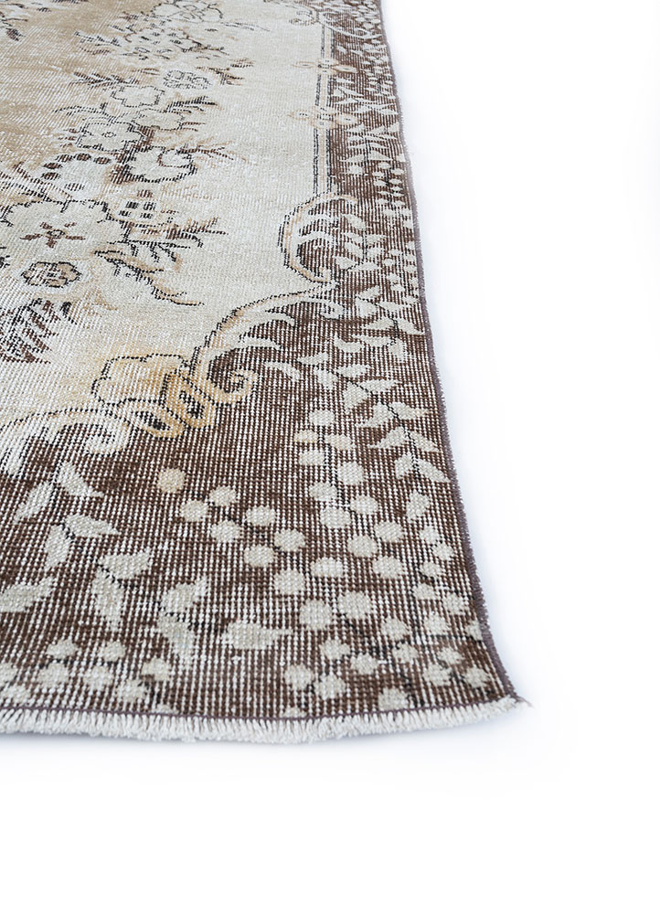 vintage beige and brown wool hand knotted Rug - Corner