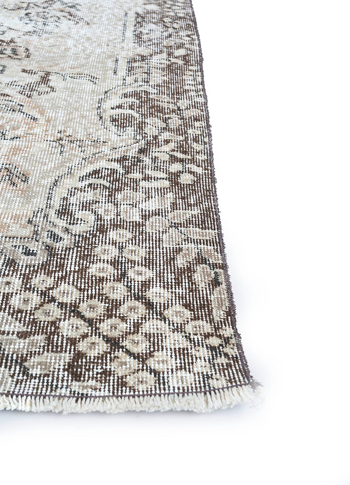 vintage beige and brown wool hand knotted Rug - Corner