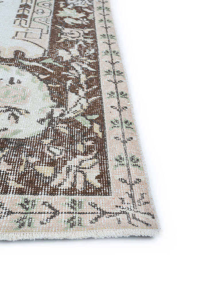 vintage beige and brown wool hand knotted Rug - Corner
