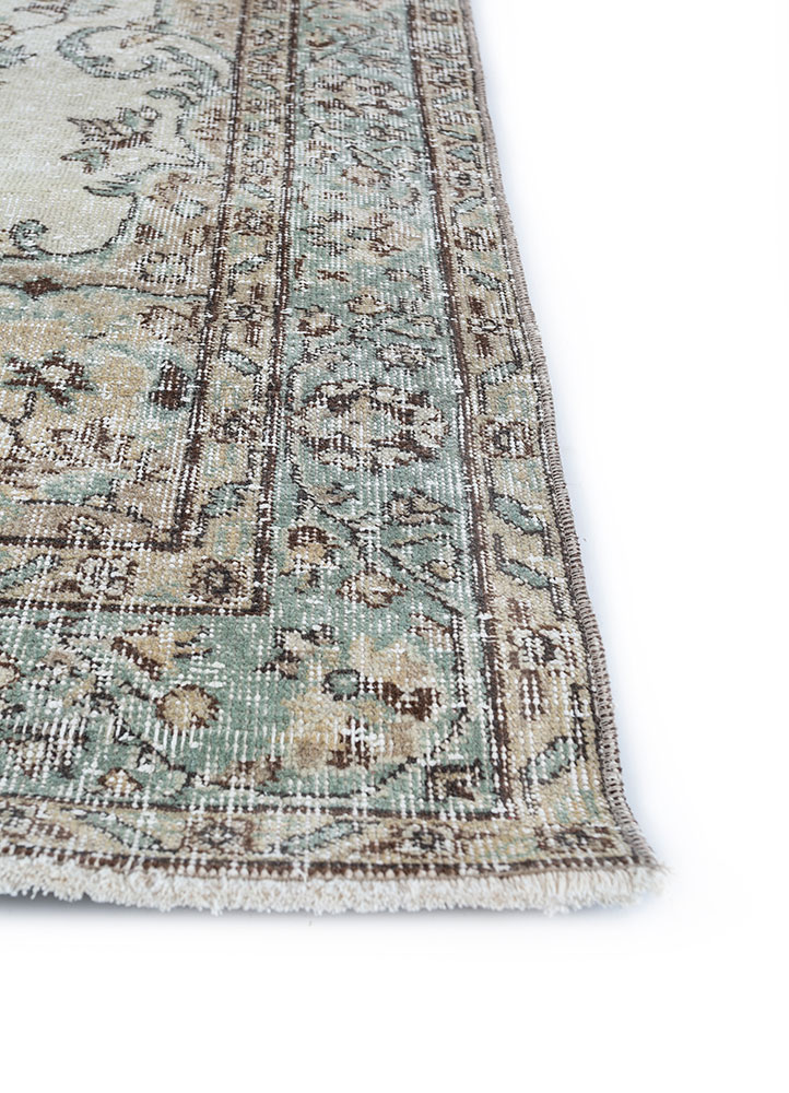 vintage green wool hand knotted Rug - Corner