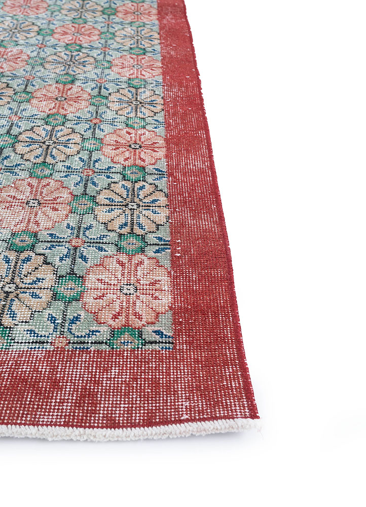 vintage green wool hand knotted Rug - Corner