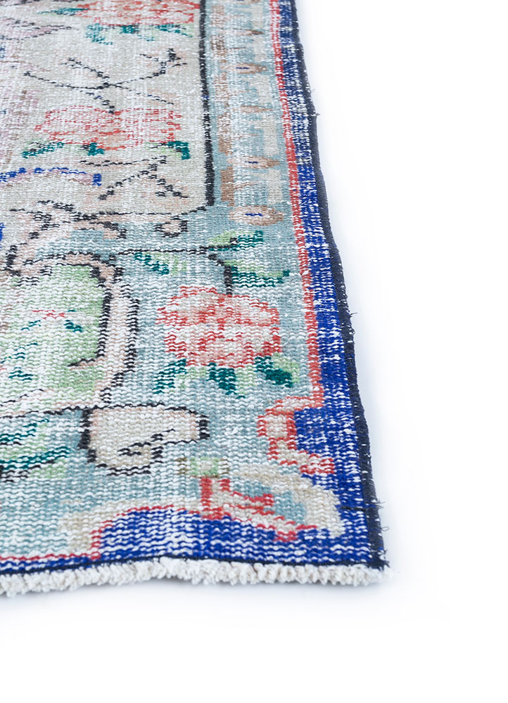 vintage green wool hand knotted Rug - Corner