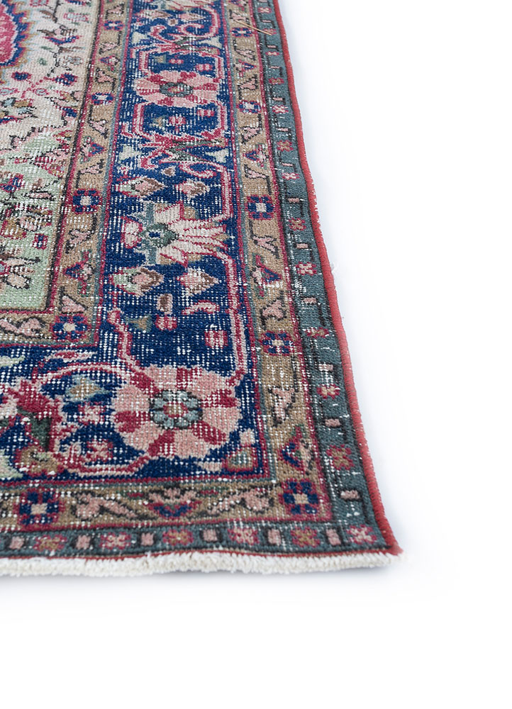 vintage pink and purple wool hand knotted Rug - Corner