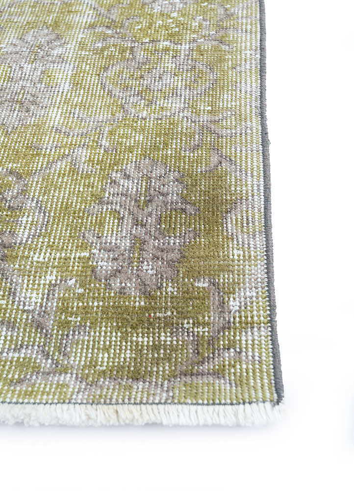 vintage green wool hand knotted Rug - Corner