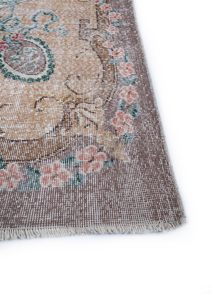 vintage beige and brown wool hand knotted Rug - Corner